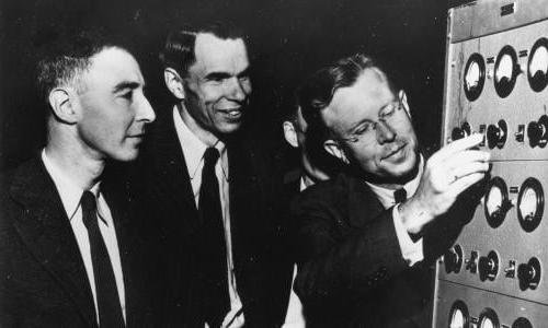 Dr. Ernest O. Lawrence, Director of the University of California Radiation Laboratory, Dr. 格伦·T. Seaborg, head of the Chemistry Division of the Laboratory, and Dr. J. Robert Oppenheimer, a theoretical physicist on the Berkeley facility. c. 1946